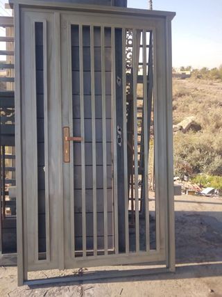 Puerta y rejas de entrada moderna