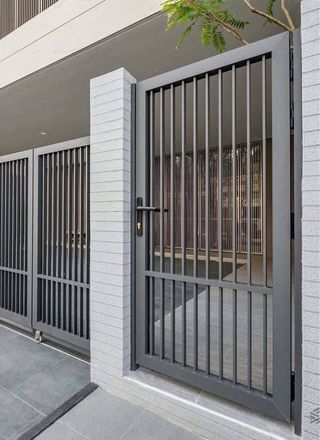 Puerta y rejas de entrada moderna