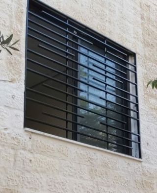 Puerta y rejas de entrada moderna