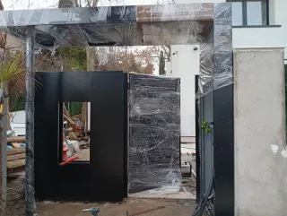 Puerta y rejas de entrada moderna