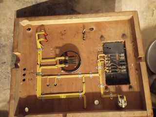 Panel de control antiguo con termómetro