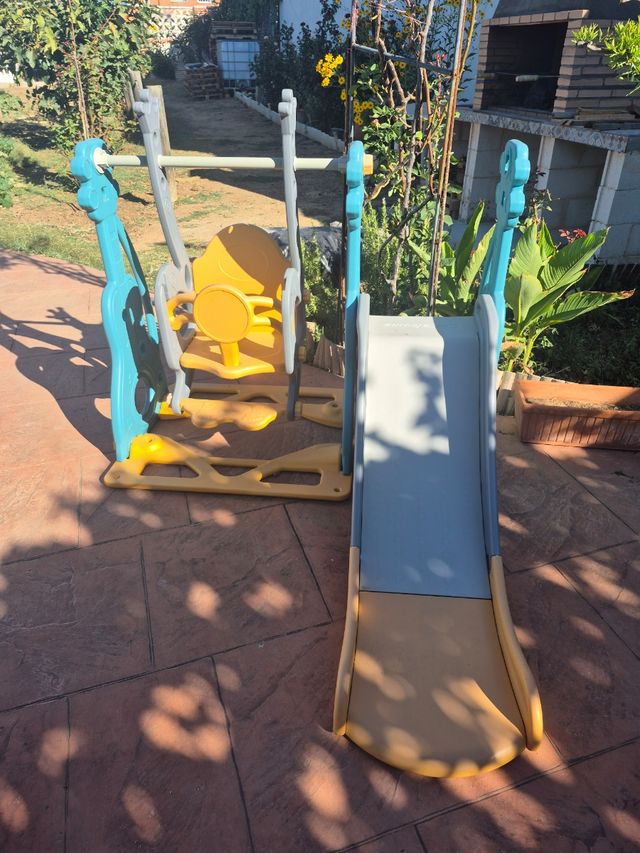 Columpio y tobogán infantil