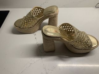 Zapatos de tacón Bershka dorados talla 38