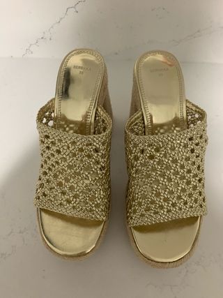 Zapatos de tacón Bershka dorados talla 38