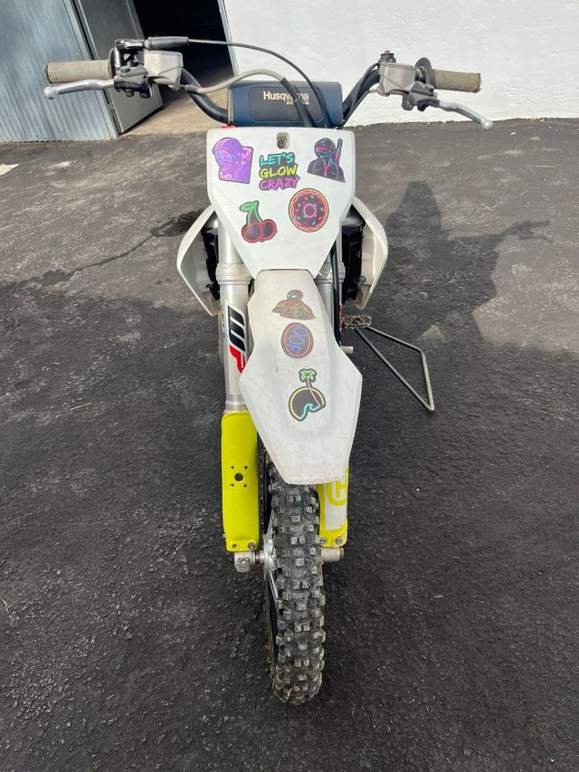 Husqvarna TC 65 Motocross. Incluye juego chapas