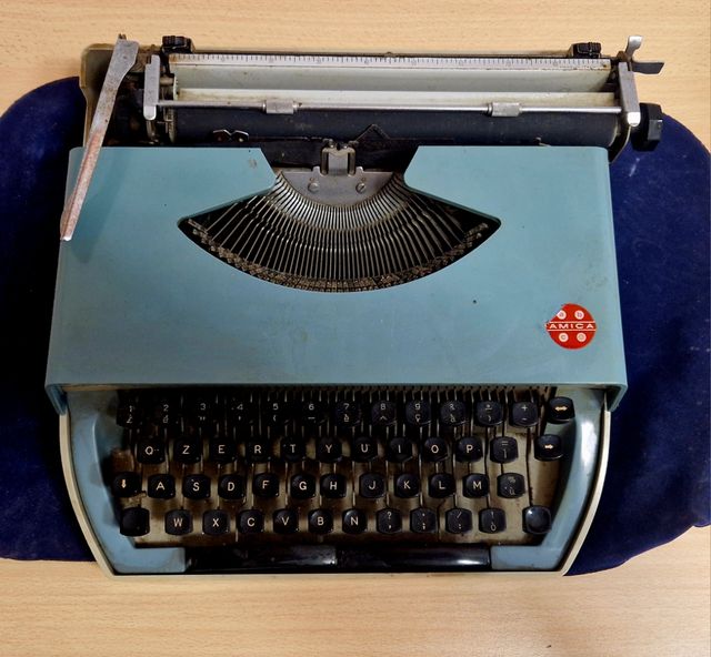 Macchina da scrivere vintage Amica Engadine 44