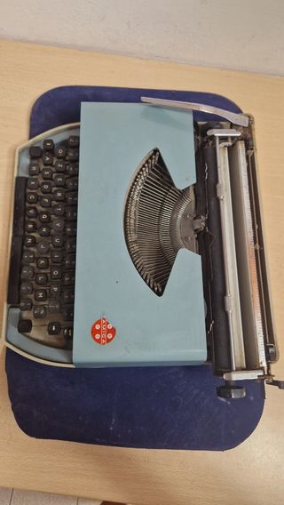 Macchina da scrivere vintage Amica Engadine 44