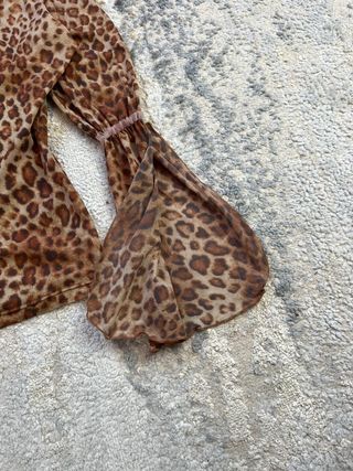 Blusa transparente con estampado de leopardo vintage