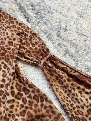 Blusa transparente con estampado de leopardo vintage