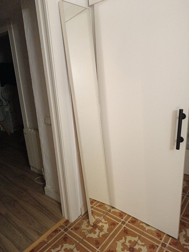 Espejo de pie plateado y blanco