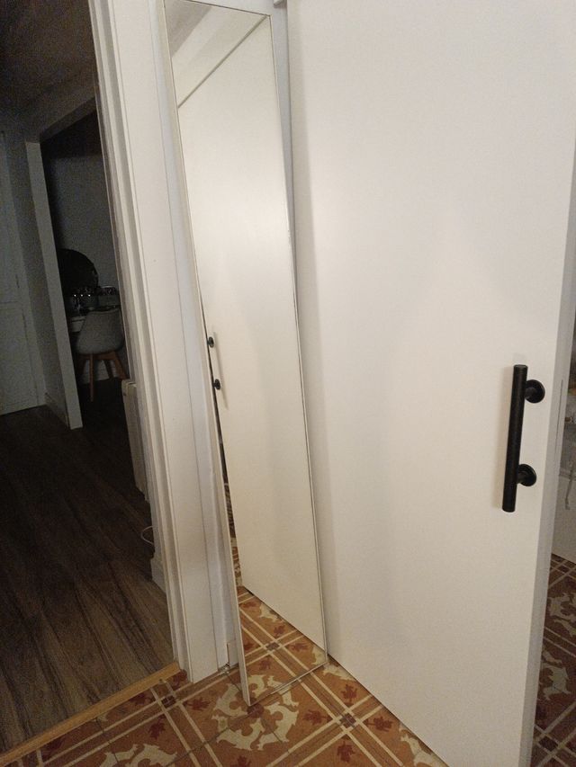 Espejo de pie plateado y blanco