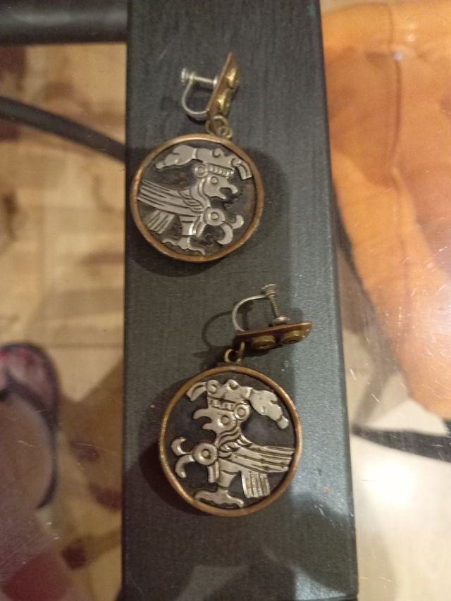 Pendientes con diseño de águila azteca