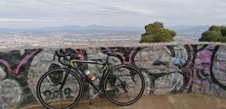 Bicicleta de carretera Giant Negra y Amarilla