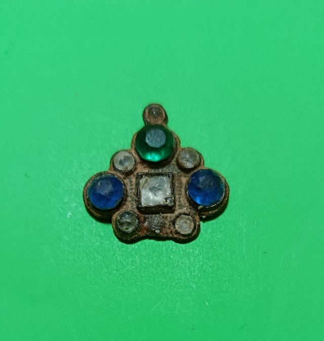 Adorno medieval con cristales