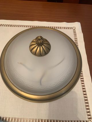 Plafón de techo dorado y blanco