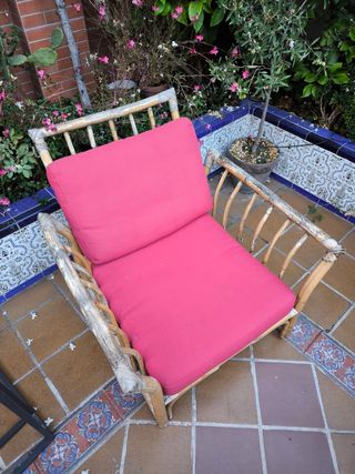 Sillón de exterior de bambú con cojines Ikea rojos