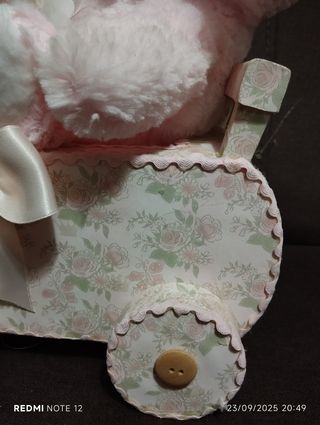 Carro cartón bebé niña + peluche rosa