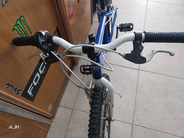 Bicicleta montaña infantil azul.