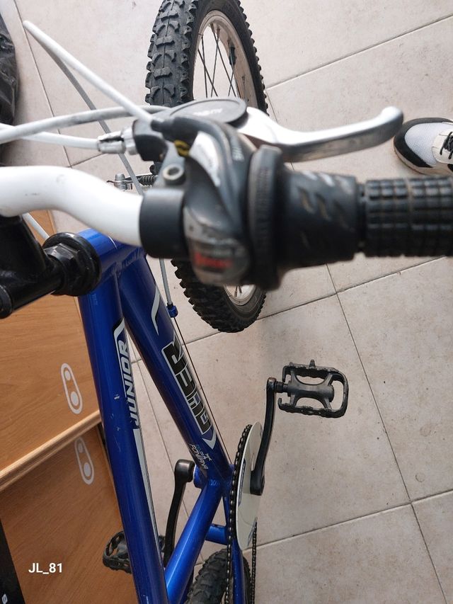 Bicicleta montaña infantil azul.