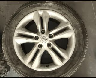 Llanta de aluminio Nissan Qashqai con neumático