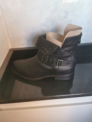 Botas UGG cuero negras con tachuelas