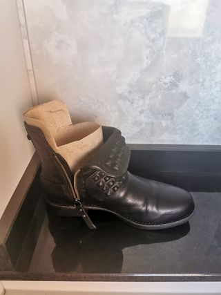 Botas UGG cuero negras con tachuelas