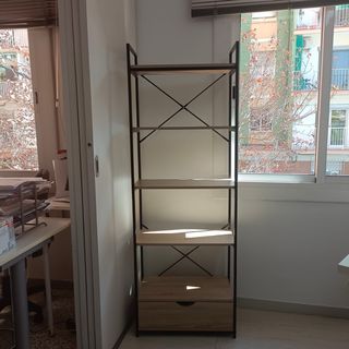 Estantería de metal y madera