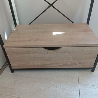 Estantería de metal y madera