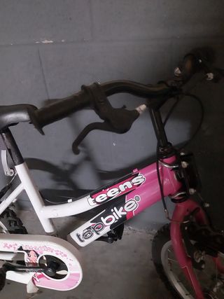 Bicicleta infantil rosa y blanca