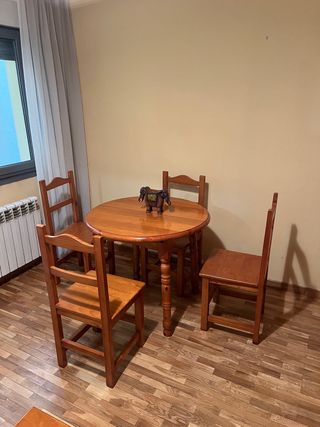 Mesa de salón con 4 sillas