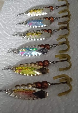 Cucharillas de pesca con señuelo