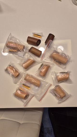 Colgadores de madera con tornillos