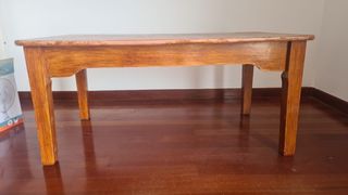 Mesa de madera marrón