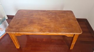 Mesa de madera marrón