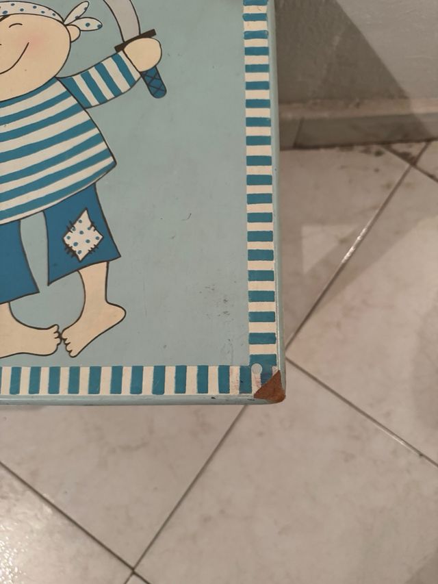 Silla infantil de madera pirata.
