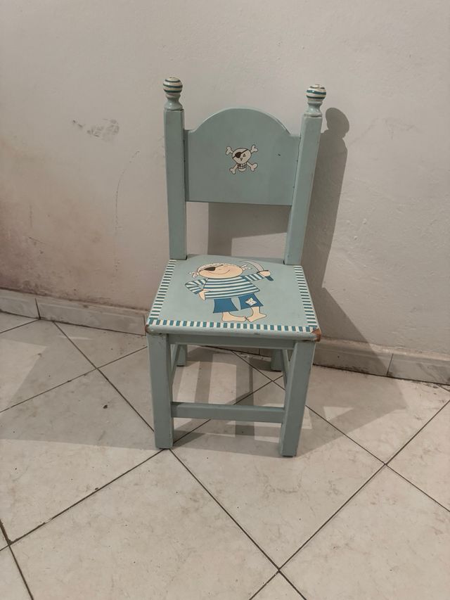 Silla infantil de madera pirata.