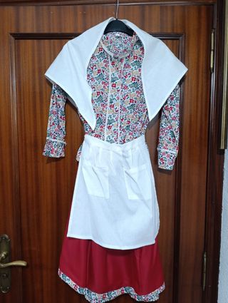 Traje de casera rojo y blanco talla 6