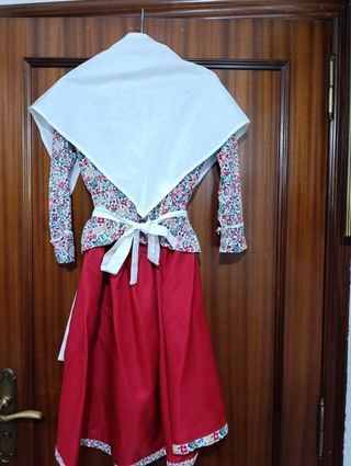 Traje de casera rojo y blanco talla 6