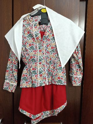 Traje de casera rojo y blanco talla 6