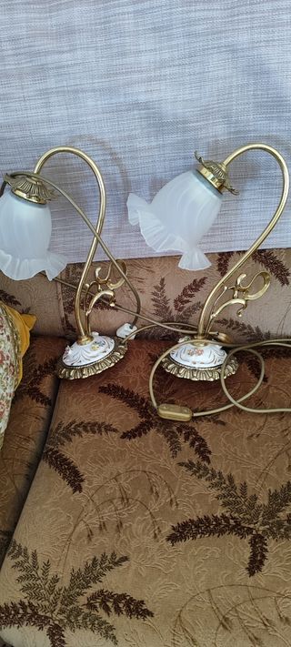 Lámpara de techo dorada y blanca