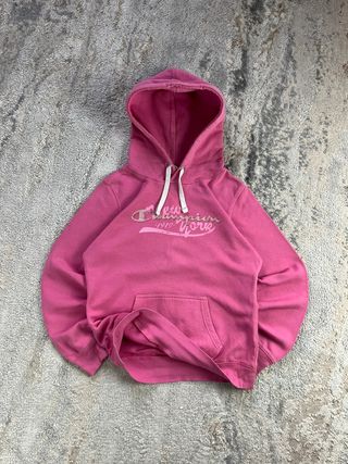 Mujer retro vintage de los 90 con estampado rosa de Champion