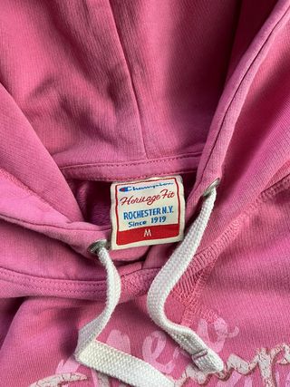 Mujer retro vintage de los 90 con estampado rosa de Champion