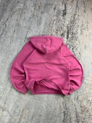 Mujer retro vintage de los 90 con estampado rosa de Champion