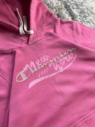 Mujer retro vintage de los 90 con estampado rosa de Champion