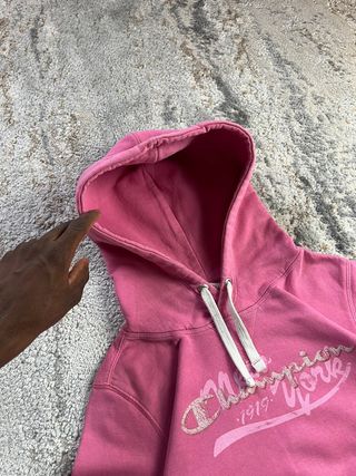 Mujer retro vintage de los 90 con estampado rosa de Champion