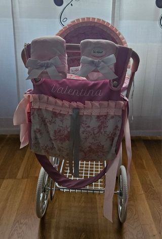 Carrito de bebé de juguete con bolso y manoplas
