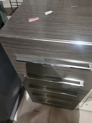 Cajonera de madera y metal