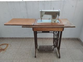 Máquina de coser Singer antigua con pedal