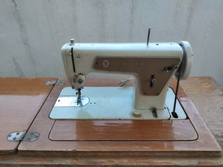 Máquina de coser Singer antigua con pedal