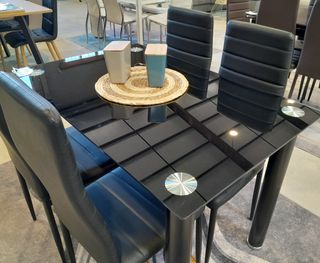 Mesa de comedor y 4 sillas